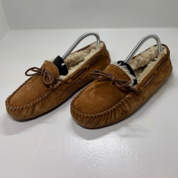 UGG Shoes - UGG Dakota slippers in Tan Suede Loafers women’s size 7